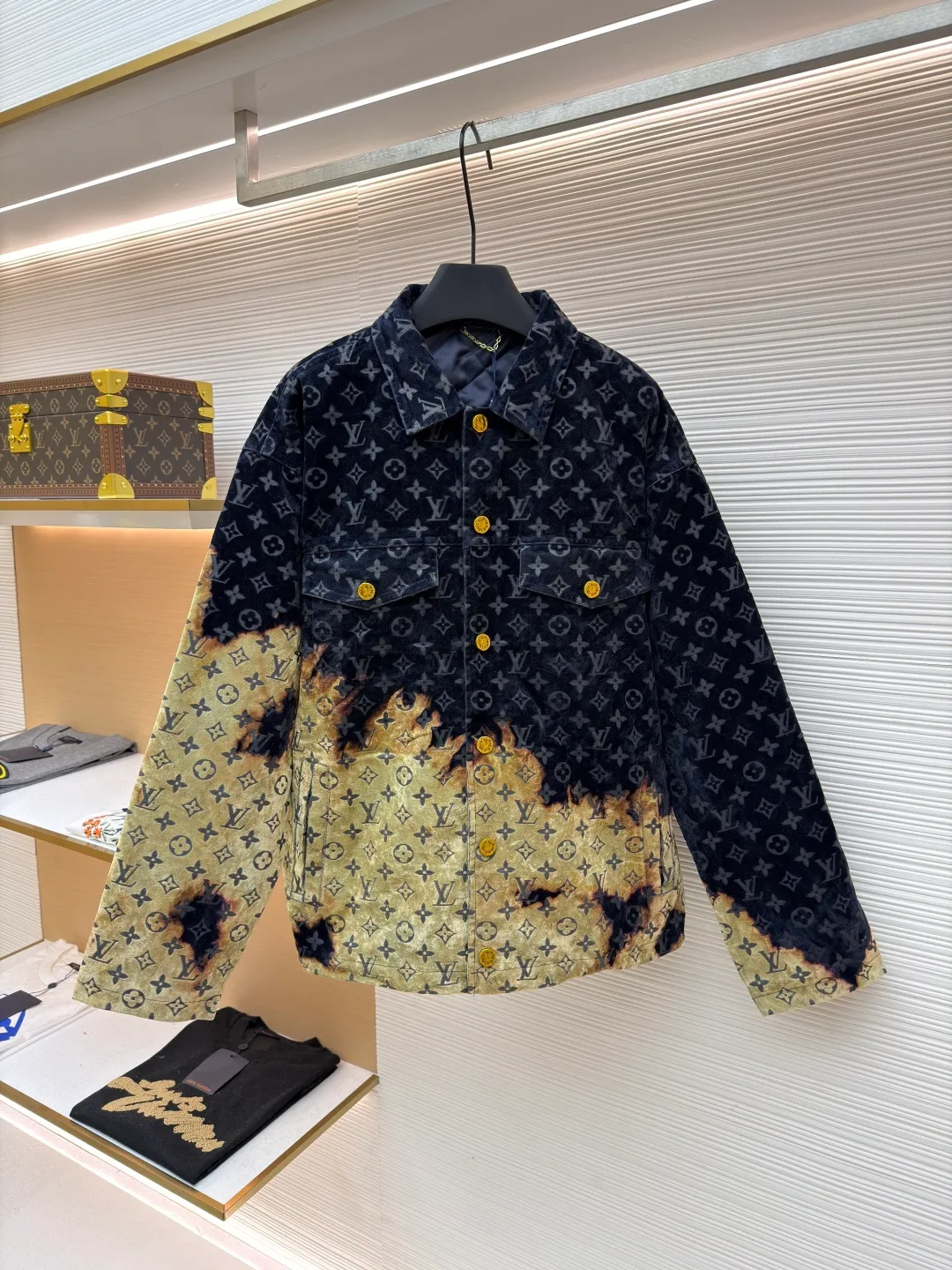 LOUIS VUITTON bonfire flocked denim jacket ●Original version: purchased and developed by 29909 ●Item number: 1681698-D90 ●Fabric: jacquard flocked denim fabric ●Technology: Shaohua production ●Version: fitted version ●Weight: about 1345 grams ●Size: 46-48-50-52 ●Description: Jacquard flocked denim fabric using twill weave. The texture is thick and the twill texture and clear lines have been properly processed. The fabric is custom-dyed and spun yarn is flocked, with the classic presbyopia pattern throughout. The entire piece of garment is cut using infrared laser positioning. The body is cut by hand to match the pattern. The pieces are cut and positioned to match the pattern. The entire width of the garment is fixed with single-needle embroidery in thick lines. From the waistband, trouser pockets, and pockets, all are made to high-end sewing standards, and multiple processes are exclusively developed and customized, resulting in huge fabric losses. Each piece is made by a master with rich washing experience. He uses gauze to dip acrylic paint and apply it evenly on the flocking surface by hand according to the original positioning method. The dyeing time is controlled, and the scrap rate of defective products is extremely high. Each large piece presents a unique fire cloud effect. The overall wiring is straight and delicate, the fabric is comfortable and soft, and the color is consistent without color difference. It can be matched with the same style to create a fashionable look and control various occasions. Customized accessories, complete with three standards, same style for men and women!